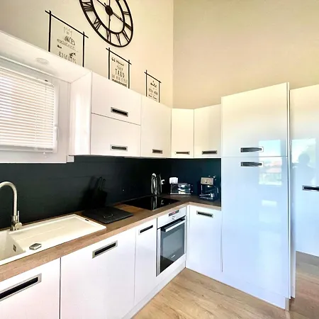 F5 A Avec Jardin Et Parking Privatif Pour 8 Personnes - Fr-1-309-296